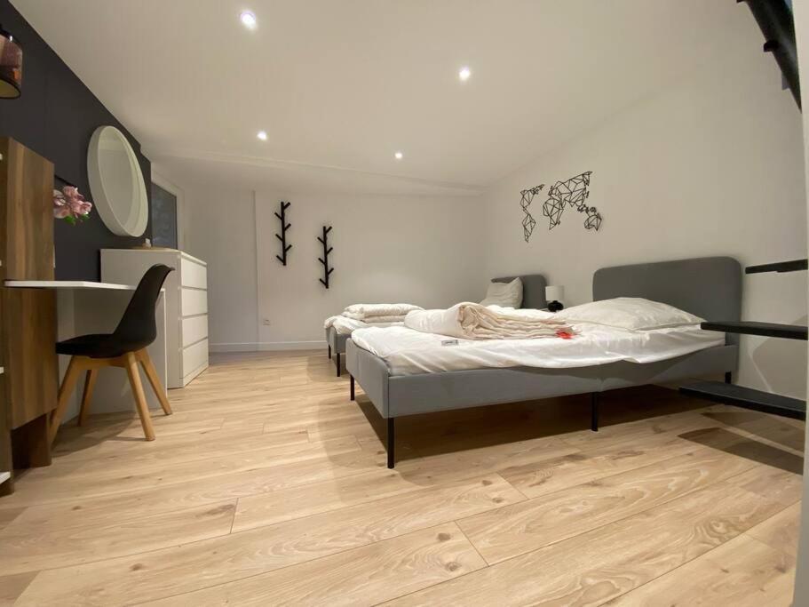 Maison De Dans Le Quartier Dunois Avec Parking Privatif